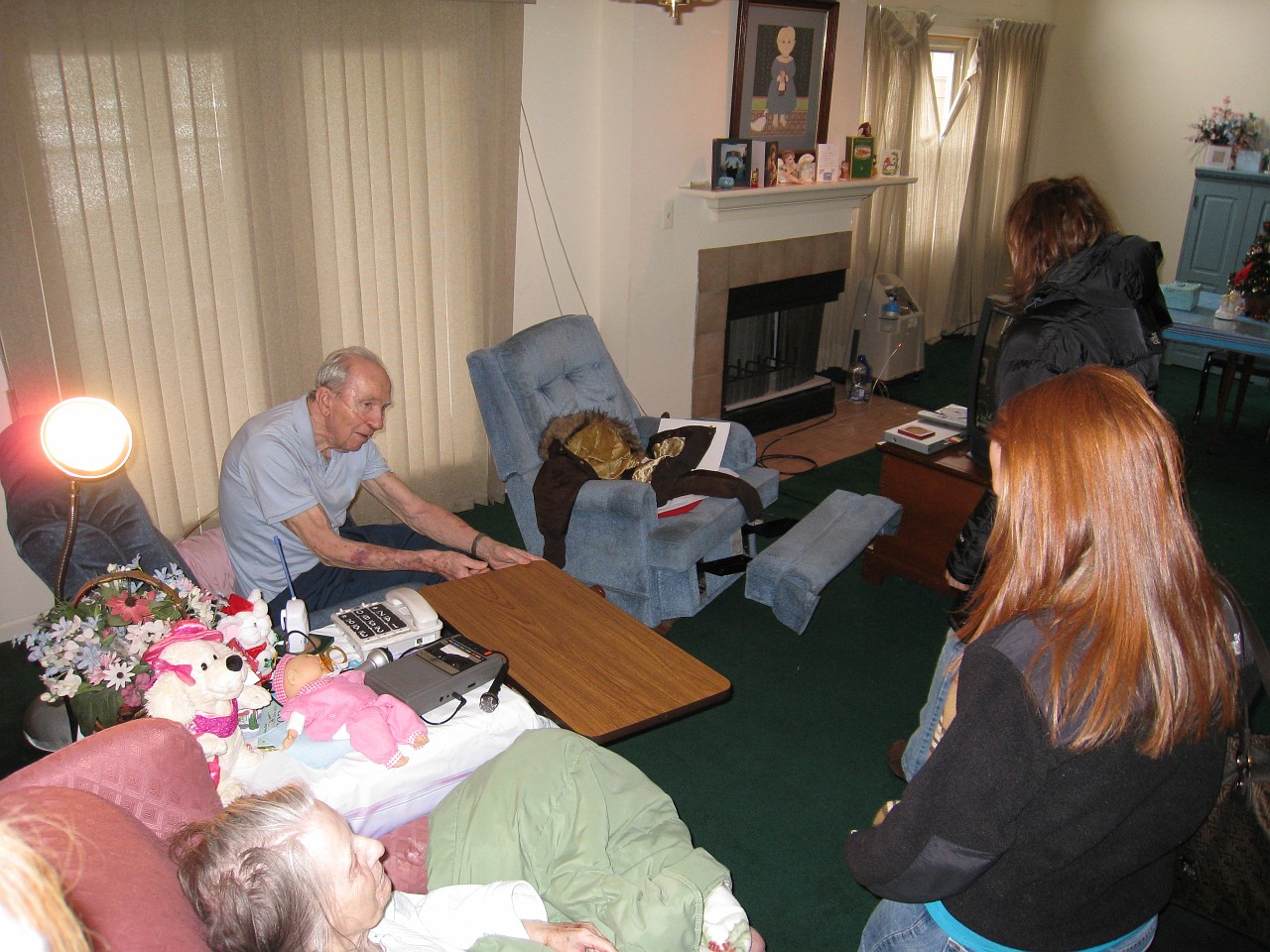 Christmas 2007 Burns Rochester Lights 015.jpg - Christmas 2007! The Misselhorn, Kasdorf and Burns families come together for the celebration! Lots of talk, food, presents, food and visiting.
